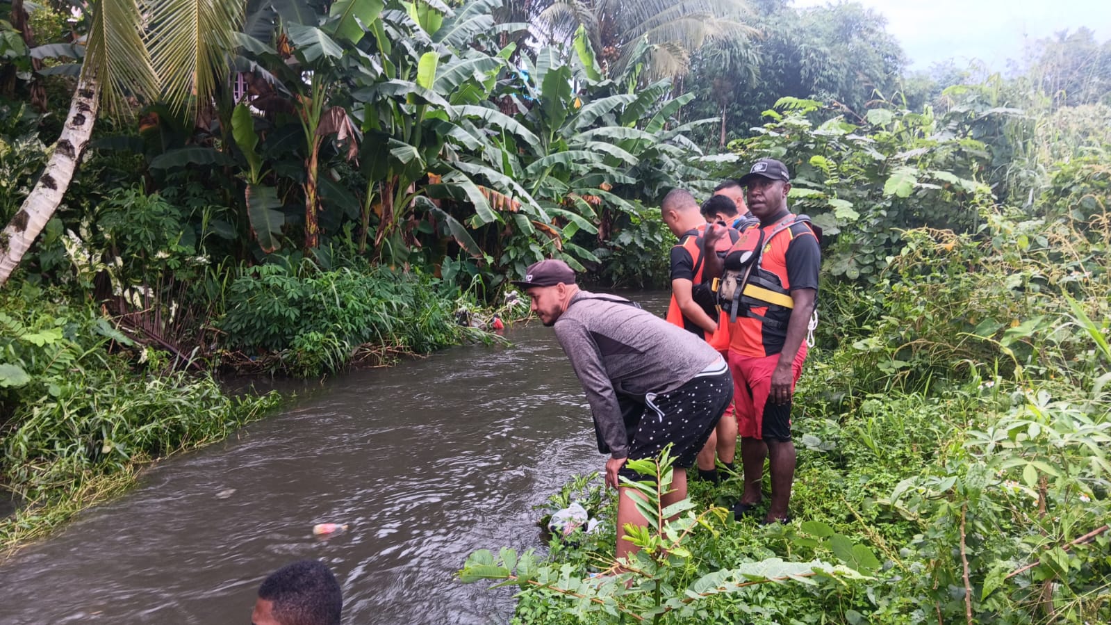 asik-bermain-di-kali-bocah-hanyut-terbawa-arus